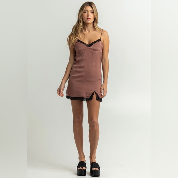 Sky And Sparrow // Lace Slit Slip - Picture 2 of 4